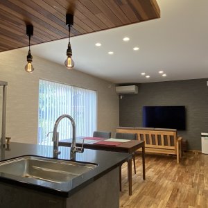 南側に開放感のある大きな窓を設置