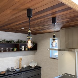 ペンダントライトをつけたキッチン
