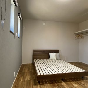 オープンクローゼットのある主寝室