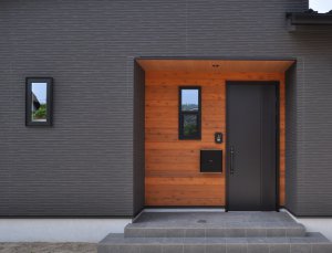 玄関面だけアクセントのレッドシダー