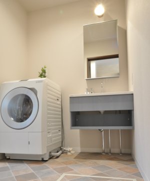 シンプルデザインの洗面脱衣室