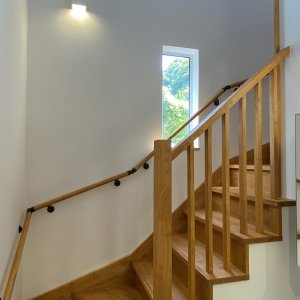 階段にはまるで絵のような風景が見える窓