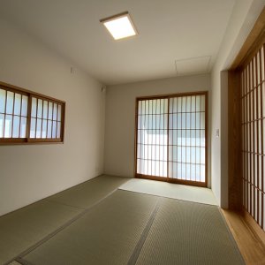 障子越しに柔らかな光が差し込む