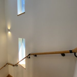 窓からたくさんの光が差し込む