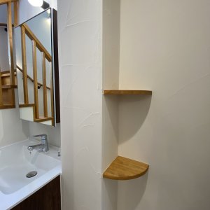 コーナーを活用した造作棚