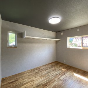 オープンタイプのクローゼットで部屋に開放感を出す