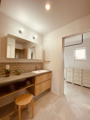 造作洗面台も広々スペースでストレスフリー