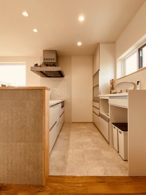 キッチンは、防水性能がある床素材としました