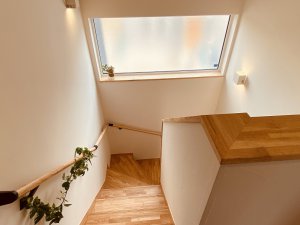 階段室に大きなFIX窓を設けて玄関ホールに光を届けます