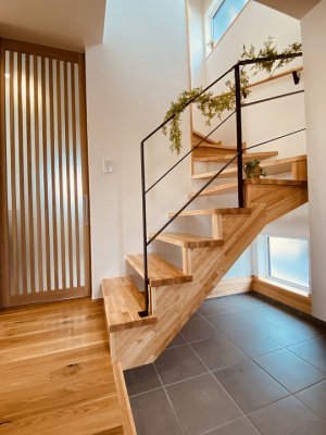 地窓から明るい日差しが足元を照らすように入ってきます