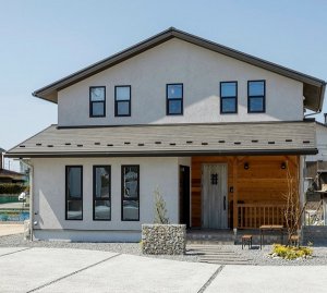 落ち着きのある外観　ガビオンを玄関先に配置