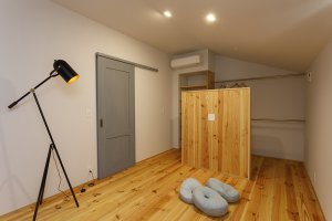 勾配天井の寝室