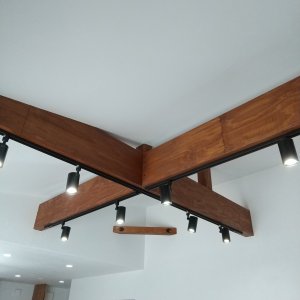 大きな梁がリビングのアクセント