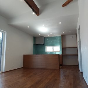 大きな掃き出し窓、梁、タイルが印象的なLDK