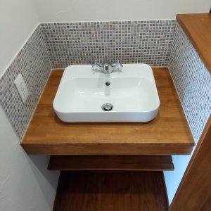 タイルがアクセントの造作洗面