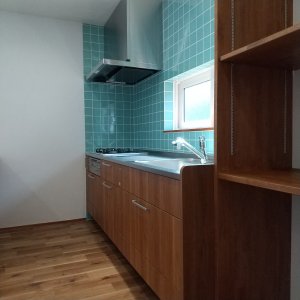 タイル仕上げの壁と窓で明るいキッチン