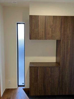 スリット窓で玄関に明るさを