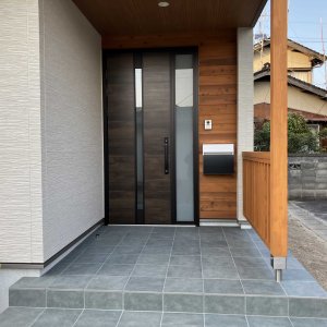 木質感が印象的な玄関
