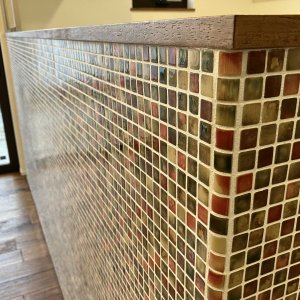 キッチン腰壁のモザイクタイル