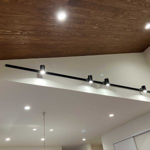 木目の天井と照明がアクセントに