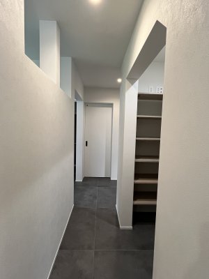 窓のある家事室側上部から明かりを取り入れることで昼間は照明不要です