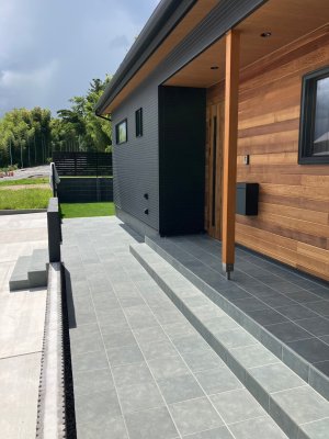 アプローチから芝生のお庭へ