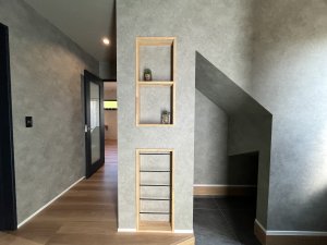 玄関のニッチがお出迎え