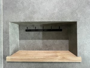 ガレージから家に入ったところに鍵ニッチ