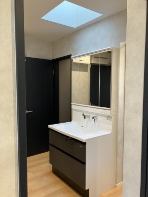 トップライトからの明かりで外壁に面していない洗面も明るく
