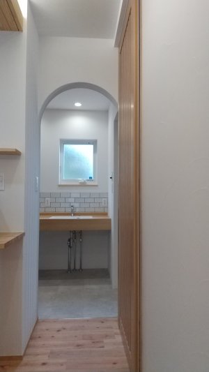 窓から光が差し込む洗面台空間