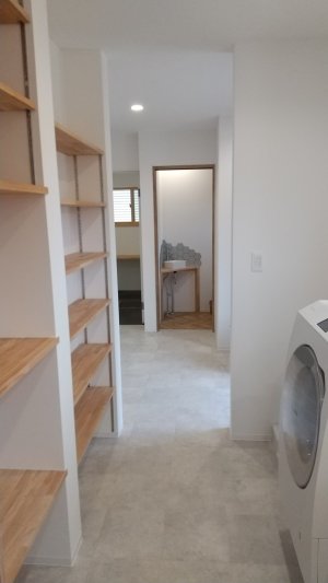 衣類が収納できる可動棚を備えた脱衣室