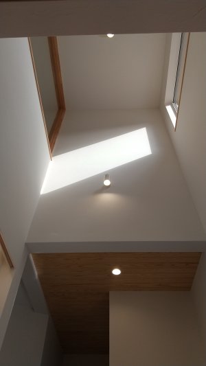 吹き抜け上の窓から美しく光が入り込む