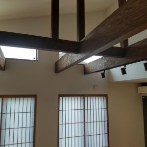 梁上に窓を設けて採光を確保