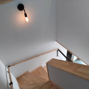 階段室には柔らかな照明