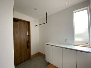 シンプルデザインに仕上げた玄関