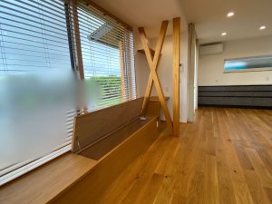 ベンチカウンターを開けるとたっぷりの収納