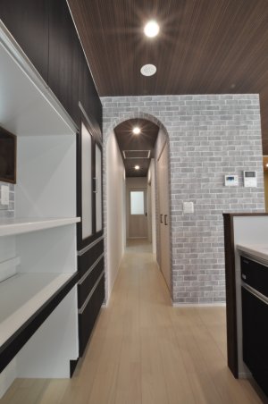 アールの下がり壁で空間を仕切る