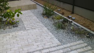 レンガブロックのアプローチ