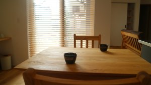 ウッドブラインドの木漏れ日