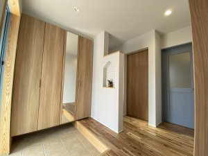 お出迎えニッチで柔らかな空間