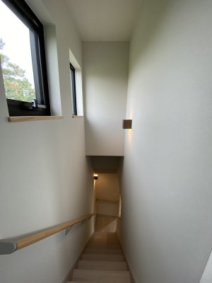 窓と照明で階段も暗くならない