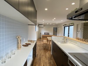 キッチンからダイニングテーブルへのつながりも考慮