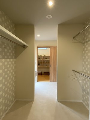 ウォークスルータイプのクローゼット