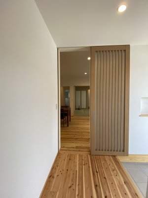 LDK入り口には天井いっぱいのハイドアを設置