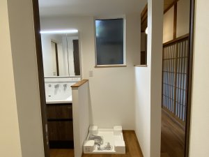 洗濯機置き場も機能的な場所へ