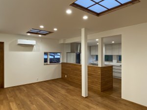 抜けない柱は白く、存在を薄く。