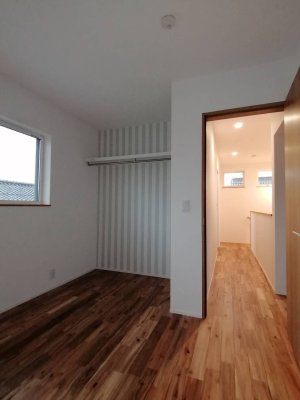 アクセント壁のオープンタイプクローゼット