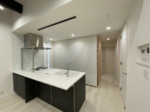 キッチン背面の棚はロールスクリーンで目隠しして生活感を消すことができます