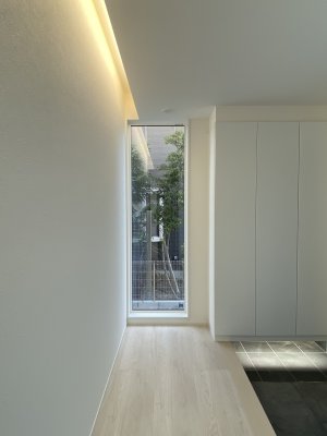 玄関には美しいフォルムの「窓」を設置