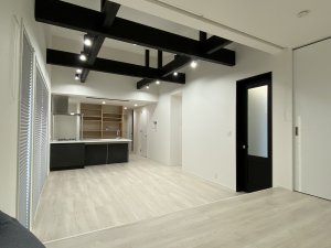 梁と全体の色のバランスが美しいLDK